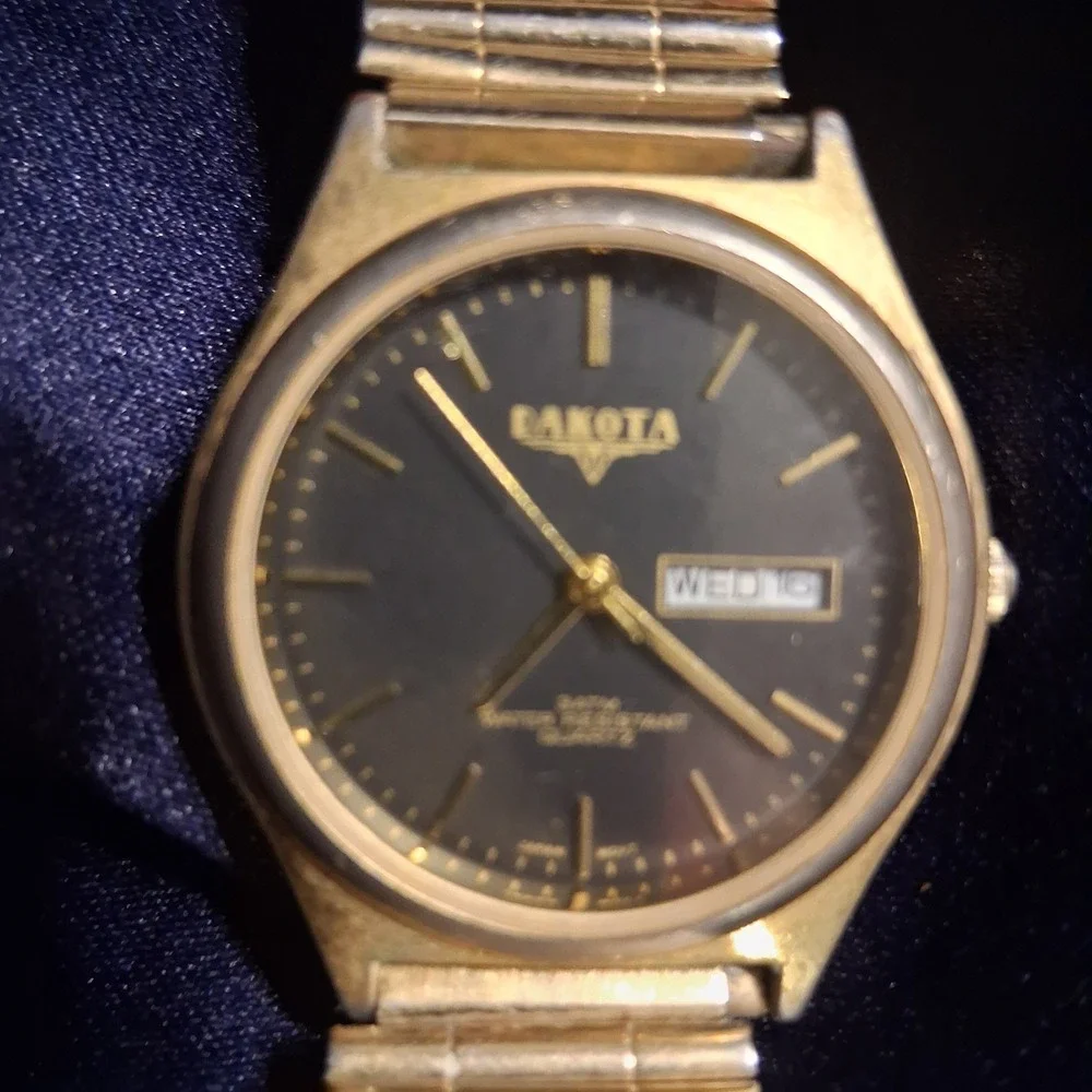 Vintage Dakota Quartz Movement Mens Watch With Day & Date